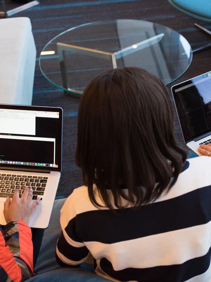 Équipe au travail pendant le Hackathon